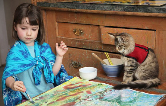 英5岁自闭症女孩成天才画家 用画笔对宠物猫表爱意 